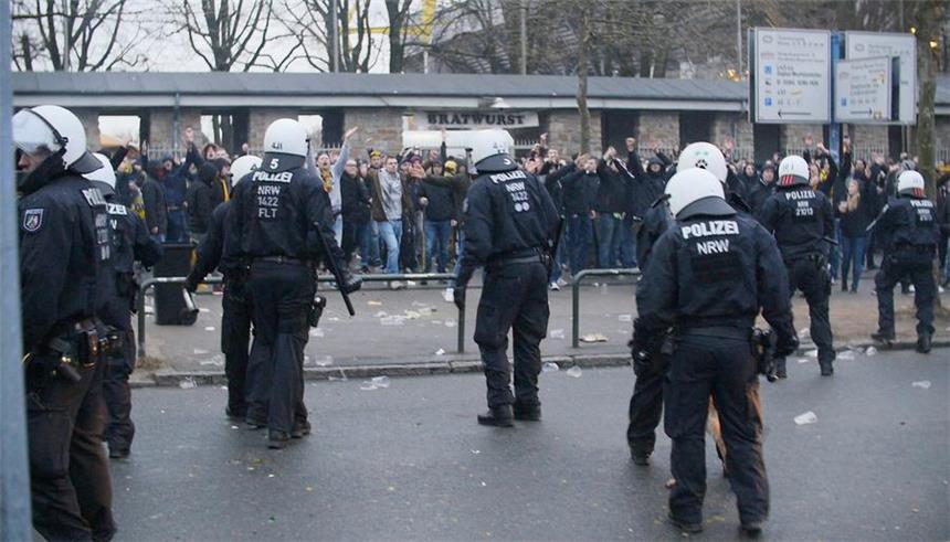 Polizei: Null Toleranz gegen gewalttätige Fans Beim BVB-Spiel gegen RB Leipzig im Februar 2017 gab es Ausschreitungen und Angriffe auf Leipzig-Fans und Polizisten.