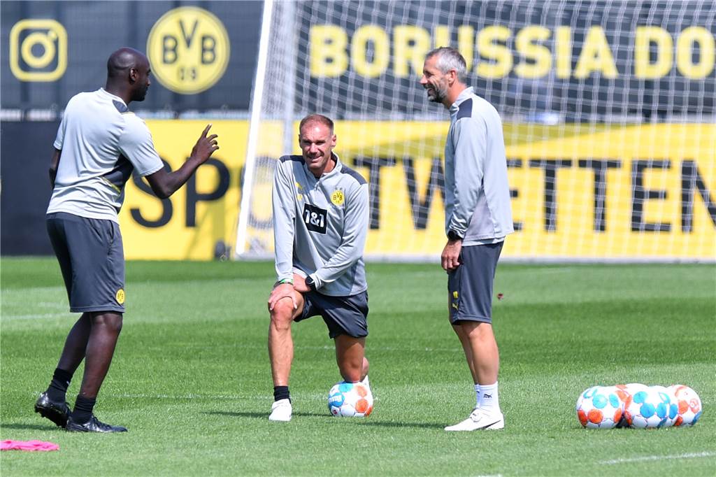 Otto Addo zur Weltmeisterschaft - so plant der BVB die kommenden Monate Beim BVB-Training: Otto Addo (l.) im Gespräch mit Marco Rose (r.) und Alexander Zickler.
