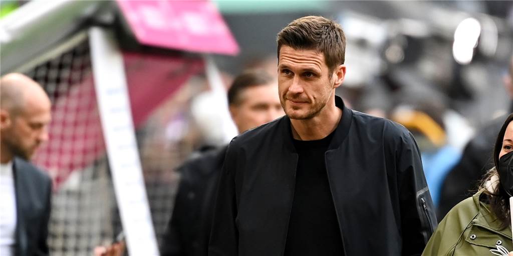 Wechsel an der Spitze: Der Kirchhörder SC macht es wie der BVB mit Kehl und Zorc Sebastian Kehl läuft über den Platz.