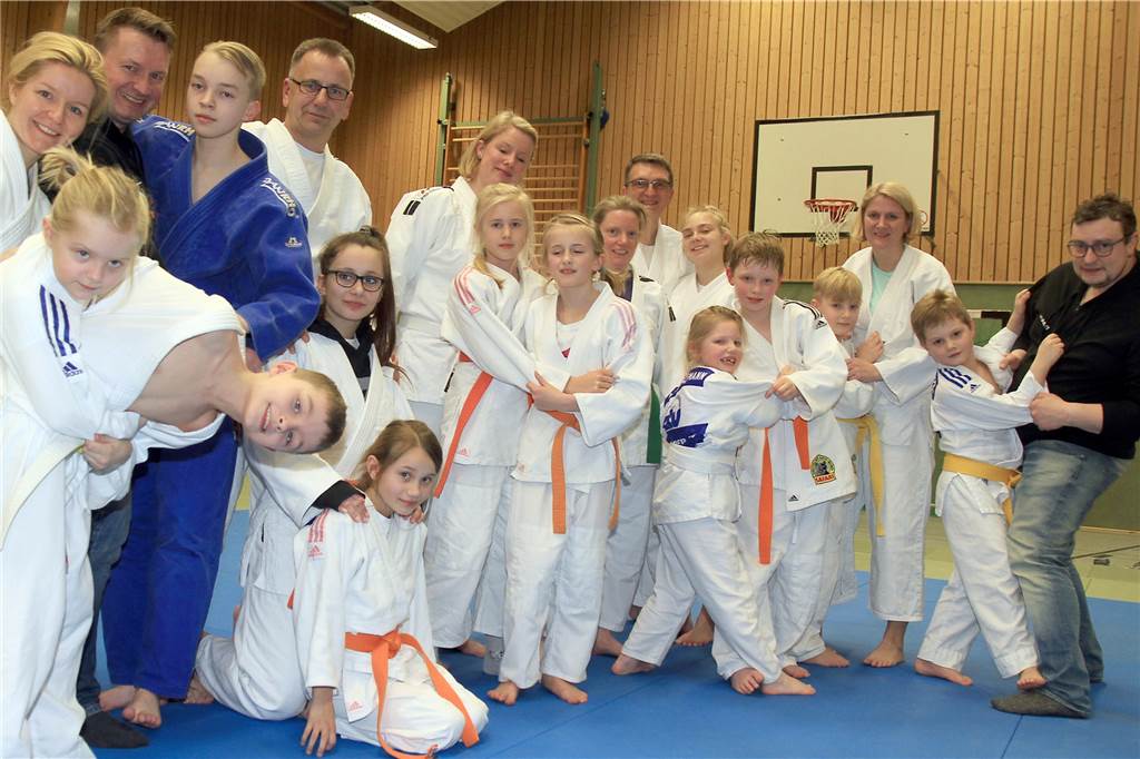 Jeder hat eine andere Motivation, alle dieselbe Sportart: Die Judofamilie Stachowiak Beim CTV sind viele Familien auf der Judomatte - die Kinder haben ihre Eltern animiert, oder aber die Eltern haben als Kind Judo gemacht, dann Elterzeit und später sind sie mit ihren Kindern wiedergekommen. Auf dem Foto von links: Familie Golata, Stachowiak, Stevens, Smolka, Hannemann, Nimz, Scheibel und Stiller.