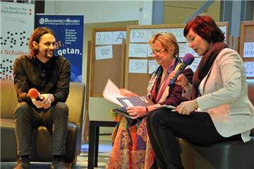 Beim Demokratietag interviewte die Journalistin Blanka Weber (r.) Fußball-Profi Neven Subotic und NRW-Schulministerin Sylvia Löhrmann.