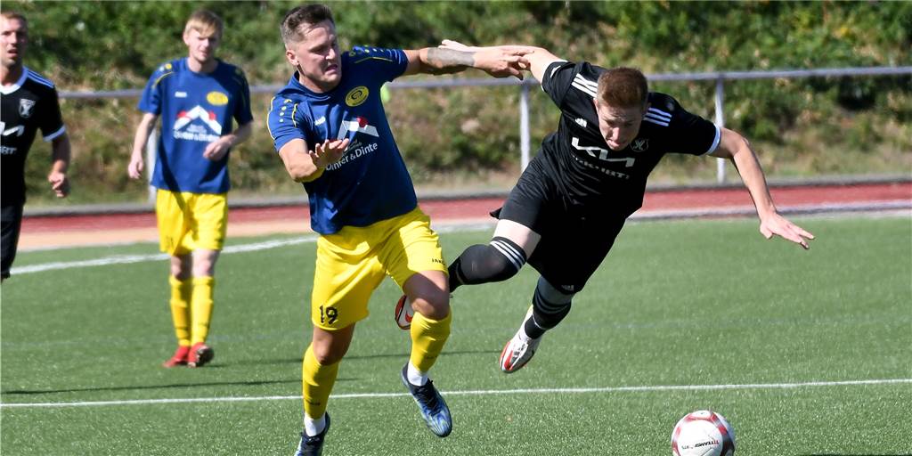 Derby zwischen SG und Schwerin explodiert: Zwei Platzverweise, elfmal Gelb - ein Coach fliegt Beim Derby flogen die Fetzen – und die Spieler: Wie hier Castrops Cedric Wache (r) im Duell mit Maik Bothe.