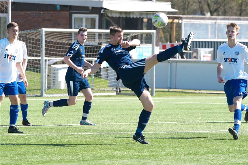 Verrücktes Derby und späte Siegtore: Alle Halterner Spielberichte auf einen Blick Beim Derby zwischen dem ETuS Haltern II und dem TuS Sythen II gab es nicht nur akrobatische Aktionen, sondern auch acht Tore in der letzten halben Stunde.