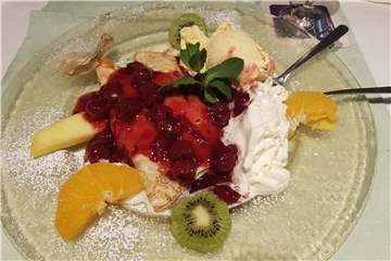 Beim Dessert fällt es schwer: schauen oder schmausen?