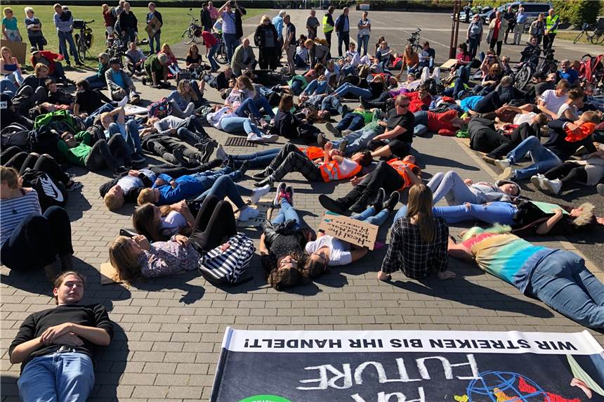 Klimastreik in Castrop-Rauxel: Demonstranten mit Zwiebeln beworfen Beim „Die-In“ stellen sich die Teilnehmer der Demonstration eine Minute lang tot.