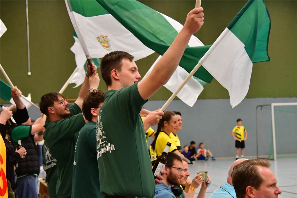 „Werne kickt“ 2025: Fragen und Antworten zum Benefizturnier Zuschauer schwenken in der Linderhalle grün-weiße Fahnen.