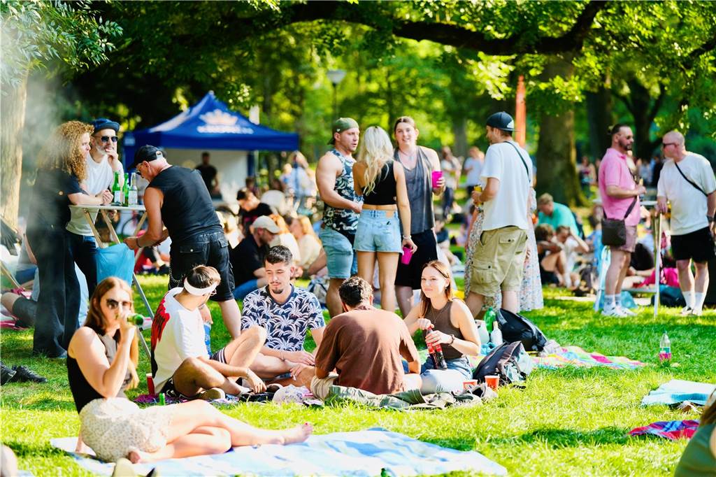 Beim DJ Picknick im Westpark hatten die Besucher bei strahlendem Sonnenschein viel Spaß.