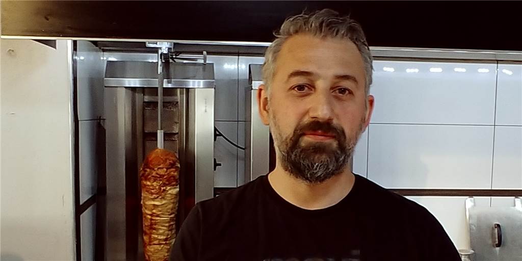 „Alles wird teurer!“ – Döner-Buden in Dortmund kündigen Preisschub an Beim Dönerladen Uludag von Sami Yildiz hat sich der Preis von 4,50 Euro im vergangenen Jahr auf nun sechs Euro erhöht.