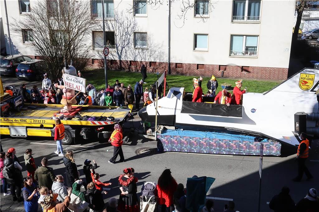 Beim Dortmunder Rosenmontagszug sind zahlreiche Karnevalswagen vom Festplatz an der Eberstraße bis zum Friedensplatz gezogen und haben Kamelle geworfen.