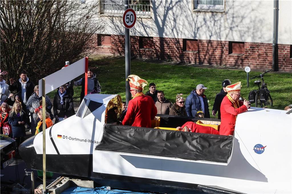 Beim Dortmunder Rosenmontagszug sind zahlreiche Karnevalswagen vom Festplatz an der Eberstraße bis zum Friedensplatz gezogen und haben Kamelle geworfen.