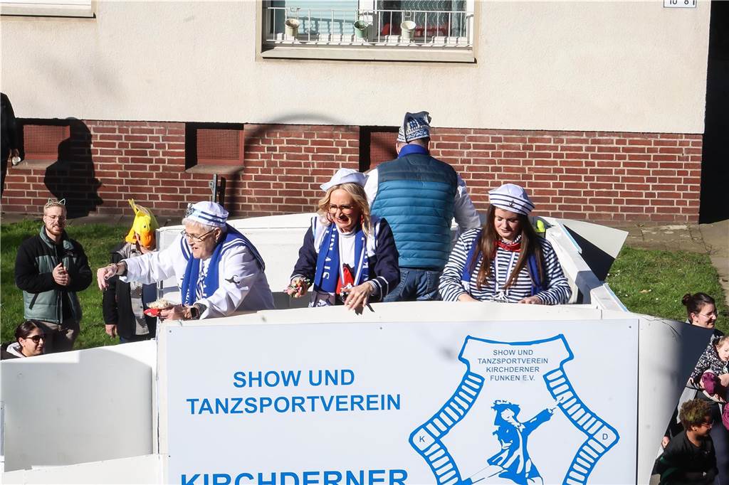 Beim Dortmunder Rosenmontagszug sind zahlreiche Karnevalswagen vom Festplatz an der Eberstraße bis zum Friedensplatz gezogen und haben Kamelle geworfen.