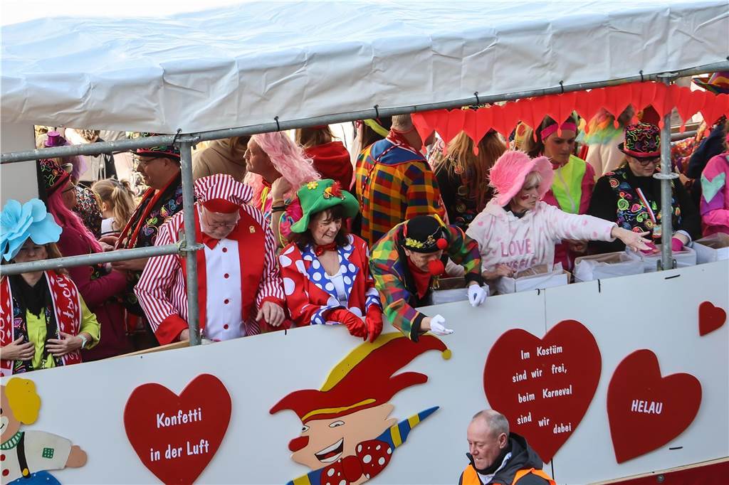 Beim Dortmunder Rosenmontagszug sind zahlreiche Karnevalswagen vom Festplatz an der Eberstraße bis zum Friedensplatz gezogen und haben Kamelle geworfen.