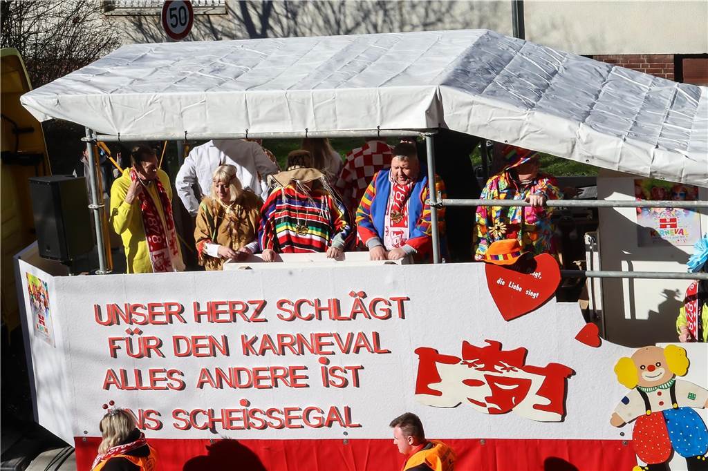 Beim Dortmunder Rosenmontagszug sind zahlreiche Karnevalswagen vom Festplatz an der Eberstraße bis zum Friedensplatz gezogen und haben Kamelle geworfen.