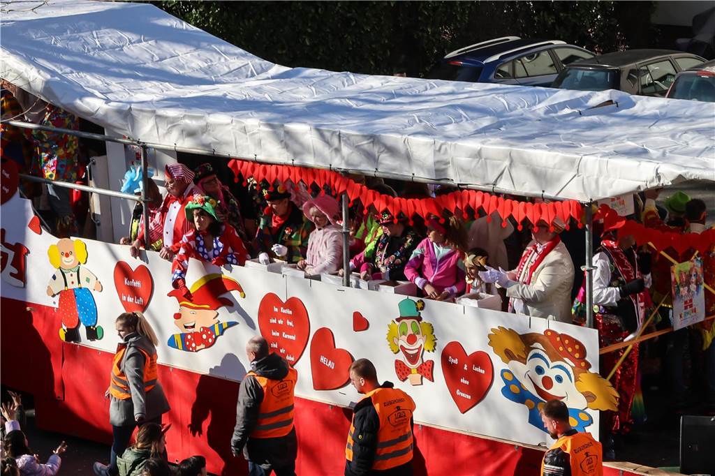 Beim Dortmunder Rosenmontagszug sind zahlreiche Karnevalswagen vom Festplatz an der Eberstraße bis zum Friedensplatz gezogen und haben Kamelle geworfen.