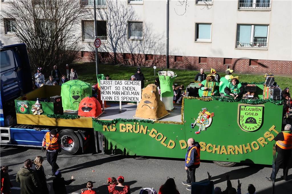 Beim Dortmunder Rosenmontagszug sind zahlreiche Karnevalswagen vom Festplatz an der Eberstraße bis zum Friedensplatz gezogen und haben Kamelle geworfen.