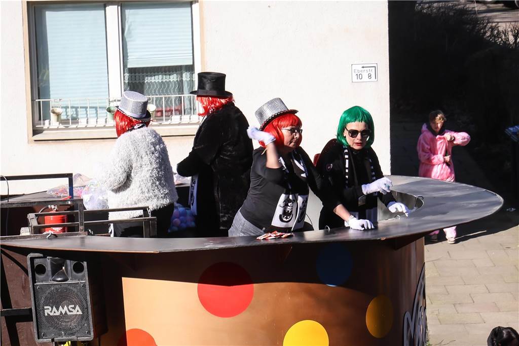 Beim Dortmunder Rosenmontagszug sind zahlreiche Karnevalswagen vom Festplatz an der Eberstraße bis zum Friedensplatz gezogen und haben Kamelle geworfen.