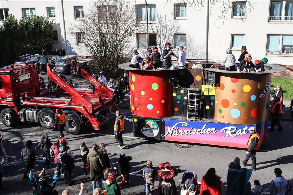Beim Dortmunder Rosenmontagszug sind zahlreiche Karnevalswagen vom Festplatz an der Eberstraße bis zum Friedensplatz gezogen und haben Kamelle geworfen.