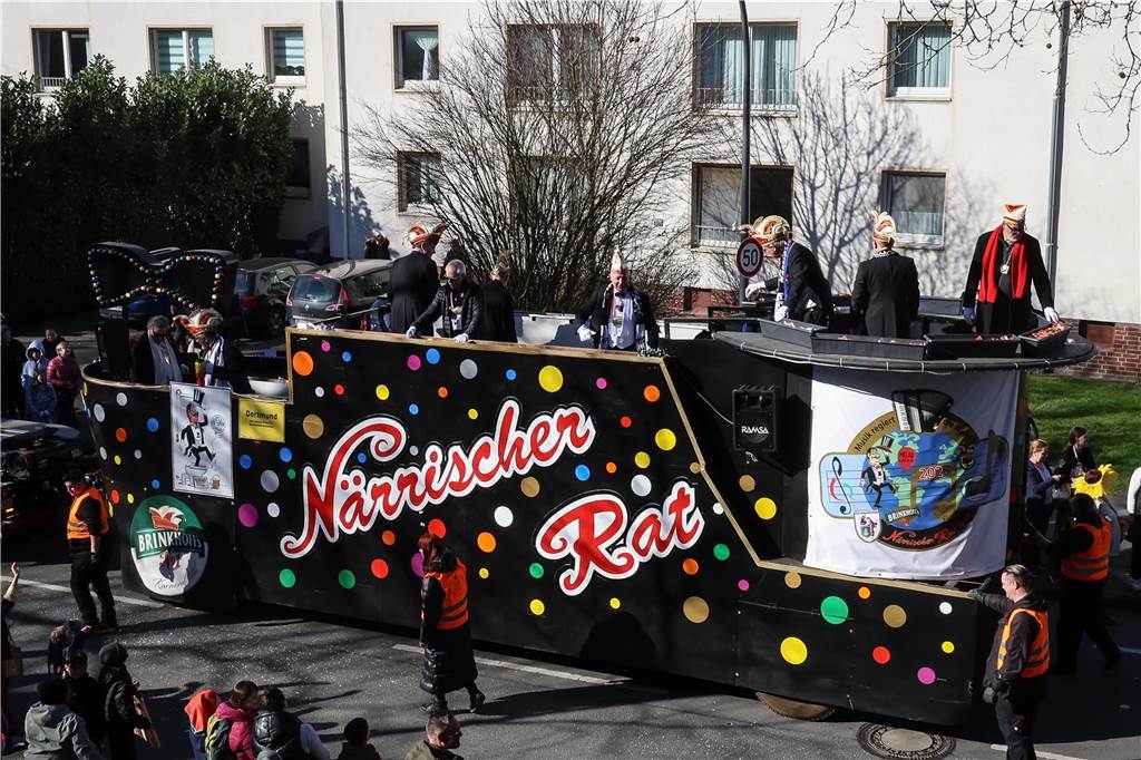 Beim Dortmunder Rosenmontagszug sind zahlreiche Karnevalswagen vom Festplatz an der Eberstraße bis zum Friedensplatz gezogen und haben Kamelle geworfen.
