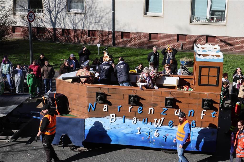 Beim Dortmunder Rosenmontagszug sind zahlreiche Karnevalswagen vom Festplatz an der Eberstraße bis zum Friedensplatz gezogen und haben Kamelle geworfen.