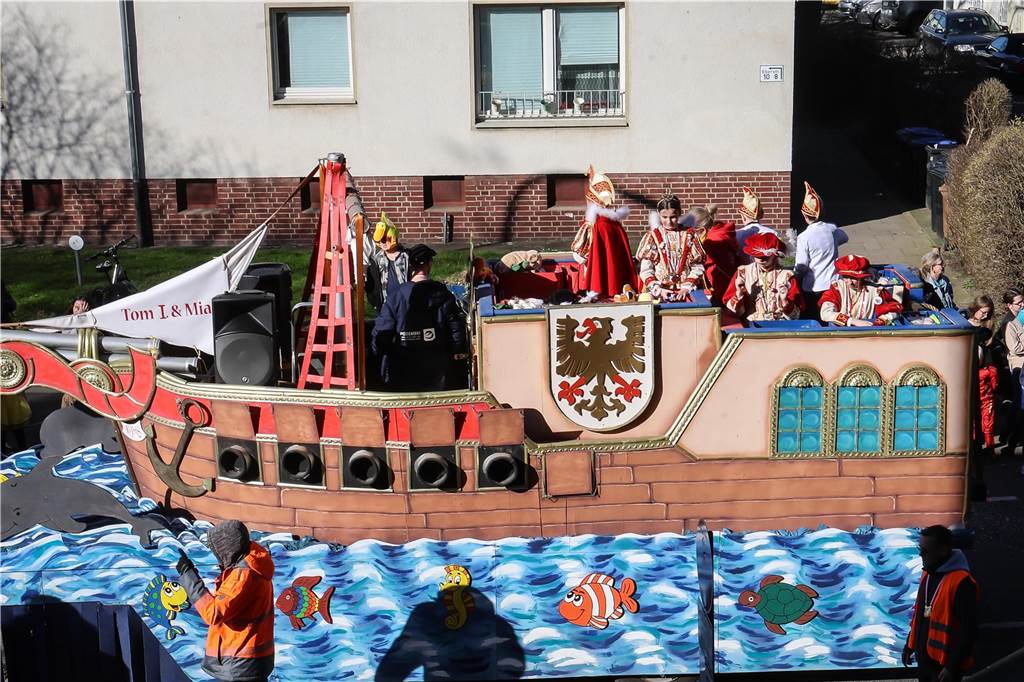 Beim Dortmunder Rosenmontagszug sind zahlreiche Karnevalswagen vom Festplatz an der Eberstraße bis zum Friedensplatz gezogen und haben Kamelle geworfen.