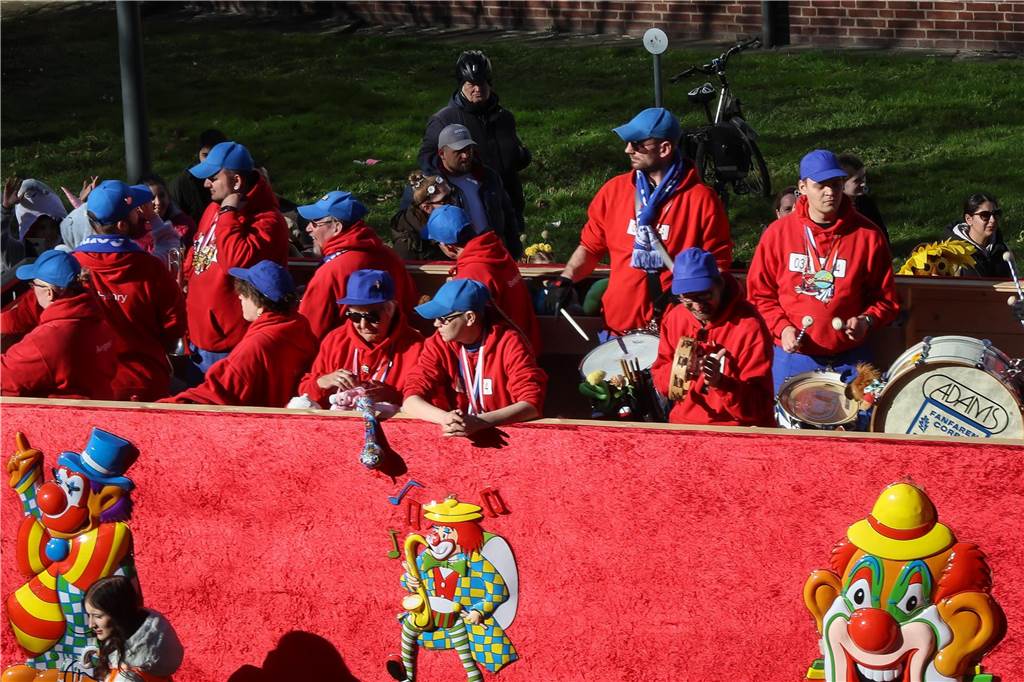 Beim Dortmunder Rosenmontagszug sind zahlreiche Karnevalswagen vom Festplatz an der Eberstraße bis zum Friedensplatz gezogen und haben Kamelle geworfen.