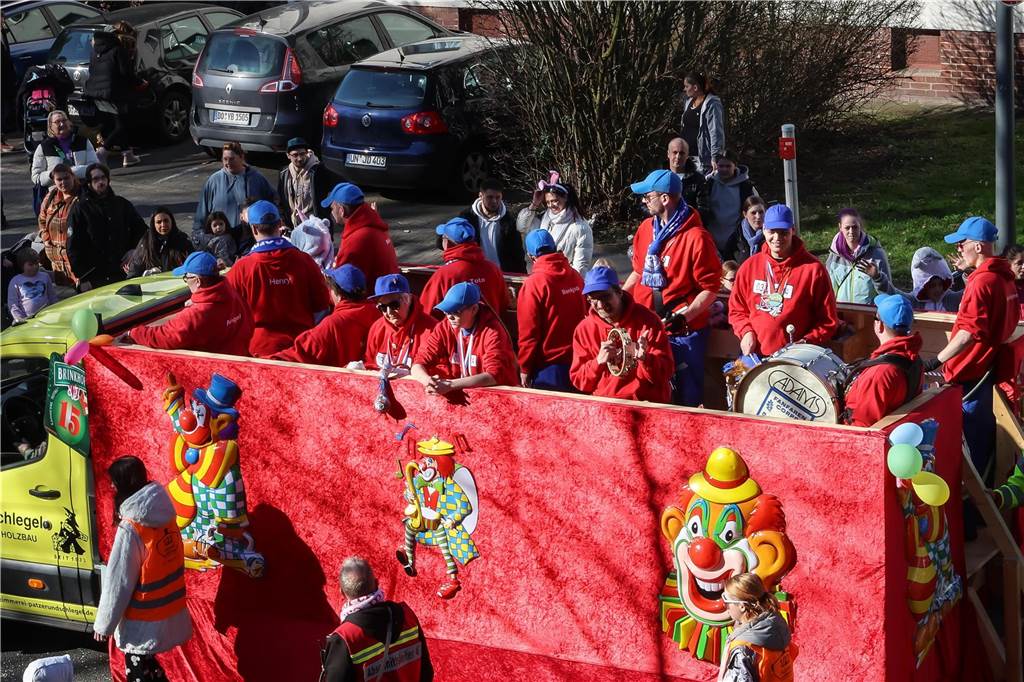 Beim Dortmunder Rosenmontagszug sind zahlreiche Karnevalswagen vom Festplatz an der Eberstraße bis zum Friedensplatz gezogen und haben Kamelle geworfen.