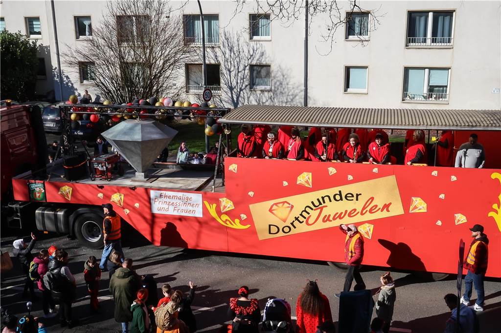 Beim Dortmunder Rosenmontagszug sind zahlreiche Karnevalswagen vom Festplatz an der Eberstraße bis zum Friedensplatz gezogen und haben Kamelle geworfen.