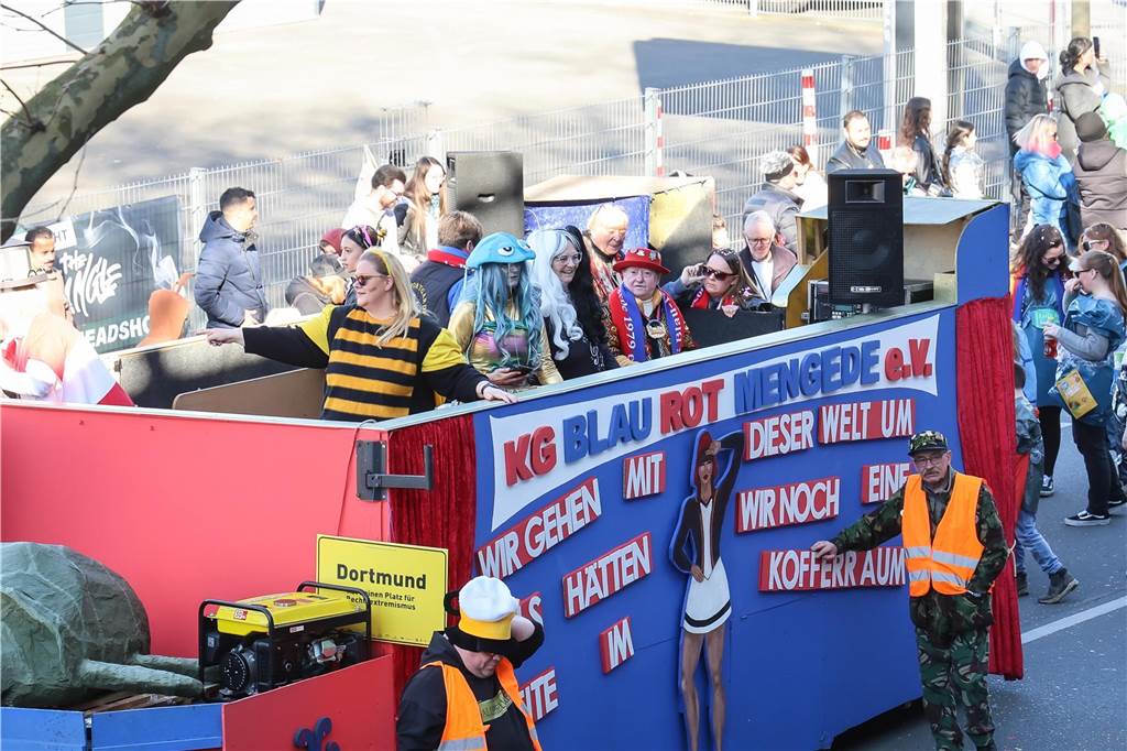Beim Dortmunder Rosenmontagszug sind zahlreiche Karnevalswagen vom Festplatz an der Eberstraße bis zum Friedensplatz gezogen und haben Kamelle geworfen.