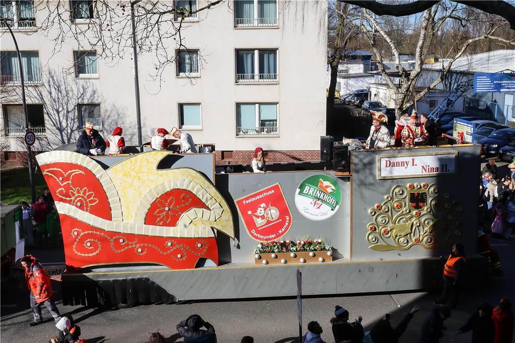 Beim Dortmunder Rosenmontagszug sind zahlreiche Karnevalswagen vom Festplatz an der Eberstraße bis zum Friedensplatz gezogen und haben Kamelle geworfen.