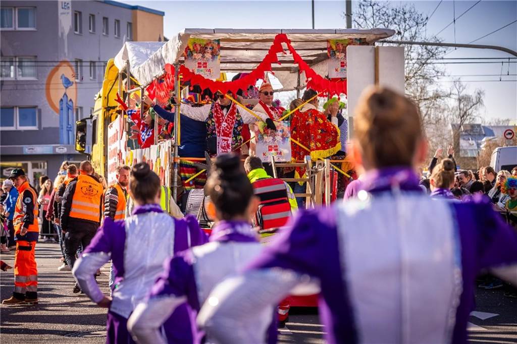 Beim Dortmunder Rosenmontagszug sind zahlreiche Karnevalswagen vom Festplatz an der Eberstraße bis zum Friedensplatz gezogen und haben Kamelle geworfen.