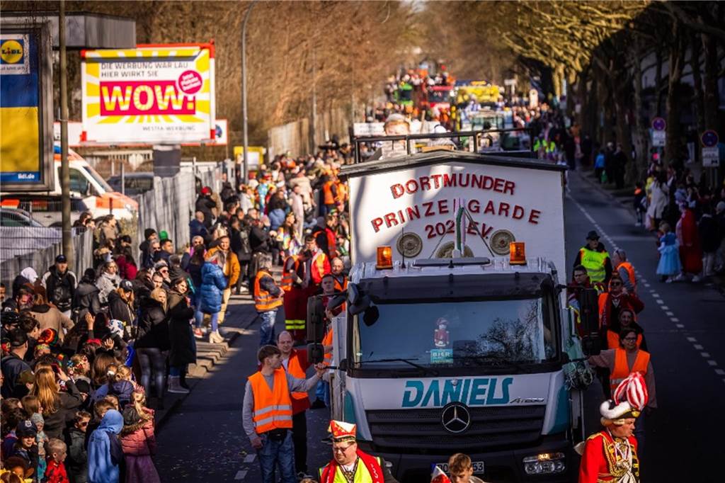 Beim Dortmunder Rosenmontagszug sind zahlreiche Karnevalswagen vom Festplatz an der Eberstraße bis zum Friedensplatz gezogen und haben Kamelle geworfen.