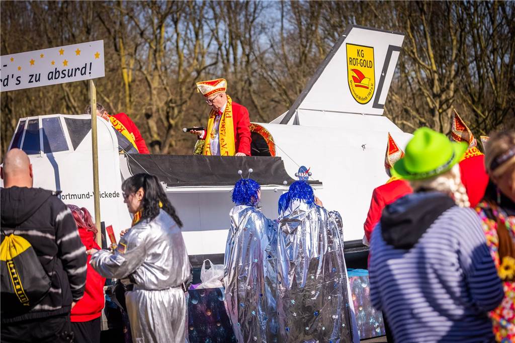 Beim Dortmunder Rosenmontagszug sind zahlreiche Karnevalswagen vom Festplatz an der Eberstraße bis zum Friedensplatz gezogen und haben Kamelle geworfen.