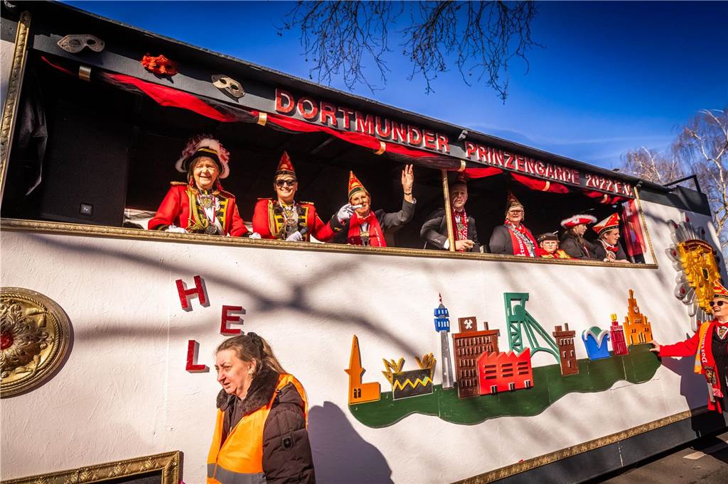Beim Dortmunder Rosenmontagszug sind zahlreiche Karnevalswagen vom Festplatz an der Eberstraße bis zum Friedensplatz gezogen und haben Kamelle geworfen.