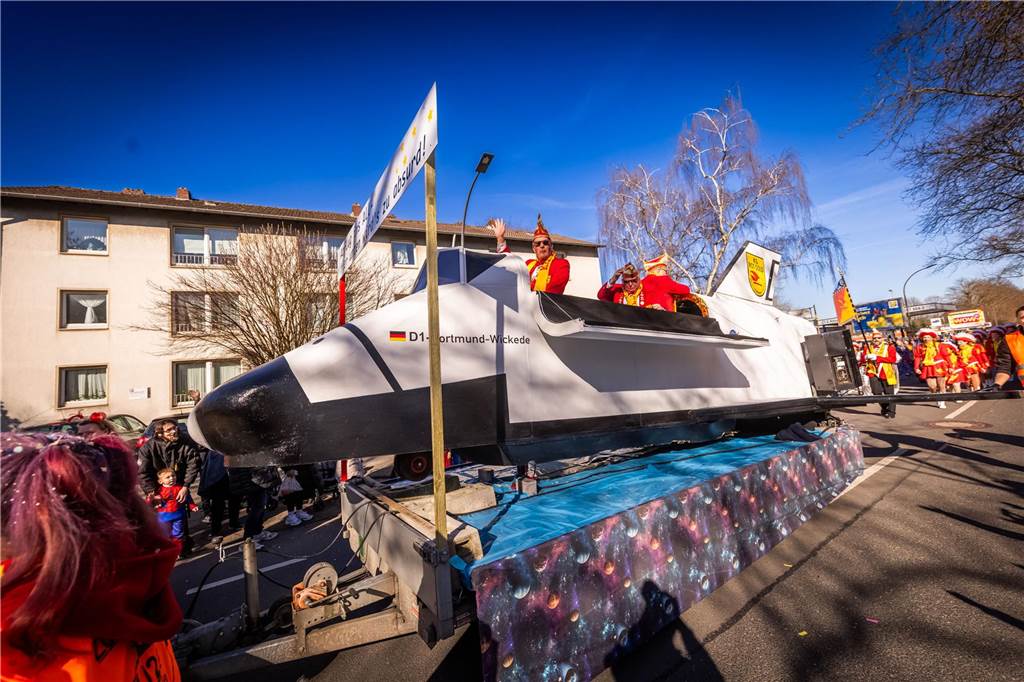 Beim Dortmunder Rosenmontagszug sind zahlreiche Karnevalswagen vom Festplatz an der Eberstraße bis zum Friedensplatz gezogen und haben Kamelle geworfen.