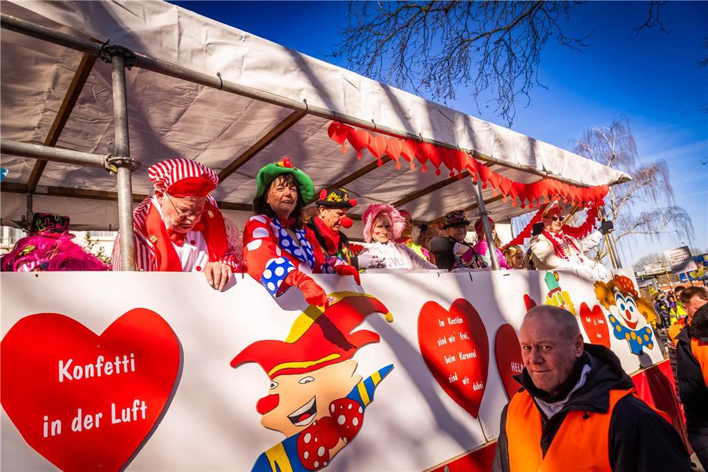 Beim Dortmunder Rosenmontagszug sind zahlreiche Karnevalswagen vom Festplatz an der Eberstraße bis zum Friedensplatz gezogen und haben Kamelle geworfen.