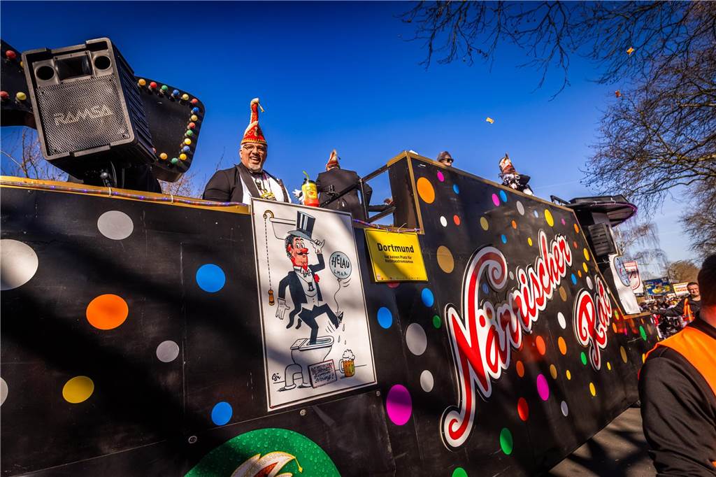 Beim Dortmunder Rosenmontagszug sind zahlreiche Karnevalswagen vom Festplatz an der Eberstraße bis zum Friedensplatz gezogen und haben Kamelle geworfen.