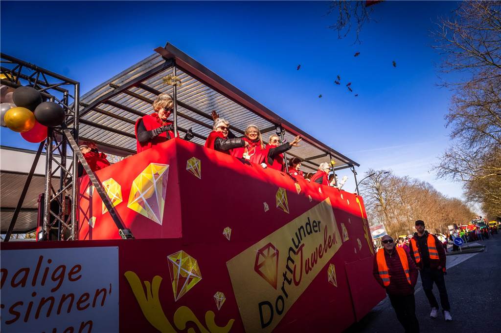 Beim Dortmunder Rosenmontagszug sind zahlreiche Karnevalswagen vom Festplatz an der Eberstraße bis zum Friedensplatz gezogen und haben Kamelle geworfen.