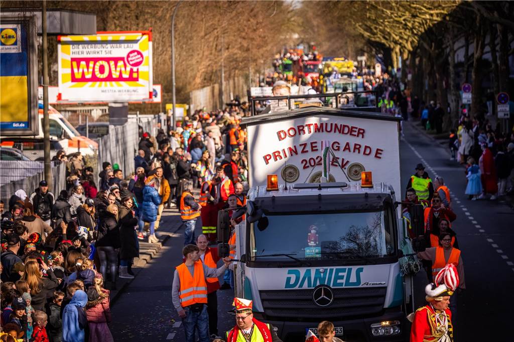 Beim Dortmunder Rosenmontagszug sind zahlreiche Karnevalswagen vom Festplatz an der Eberstraße bis zum Friedensplatz gezogen und haben Kamelle geworfen.