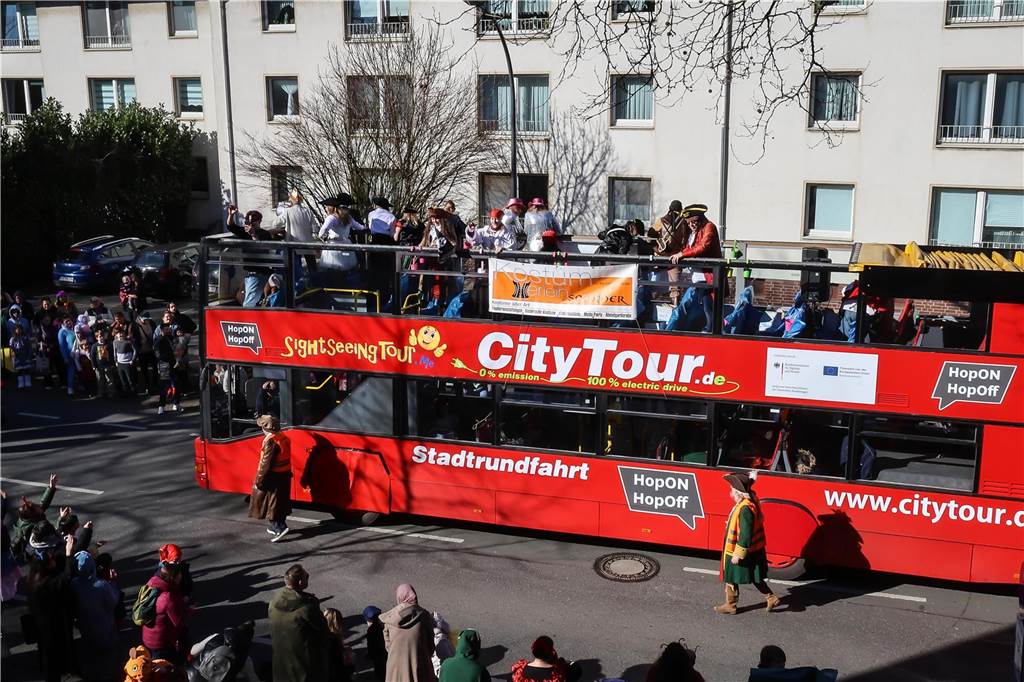 Beim Dortmunder Rosenmontagszug sind zahlreiche Karnevalswagen vom Festplatz an der Eberstraße bis zum Friedensplatz gezogen und haben Kamelle geworfen.