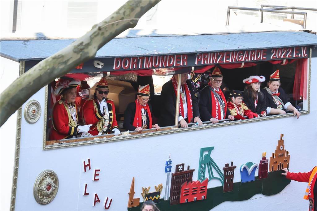 Beim Dortmunder Rosenmontagszug sind zahlreiche Karnevalswagen vom Festplatz an der Eberstraße bis zum Friedensplatz gezogen und haben Kamelle geworfen.