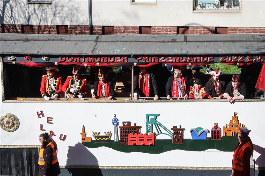 Beim Dortmunder Rosenmontagszug sind zahlreiche Karnevalswagen vom Festplatz an der Eberstraße bis zum Friedensplatz gezogen und haben Kamelle geworfen.
