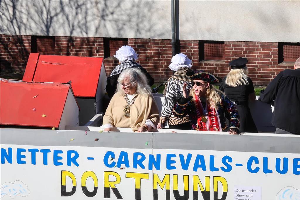 Beim Dortmunder Rosenmontagszug sind zahlreiche Karnevalswagen vom Festplatz an der Eberstraße bis zum Friedensplatz gezogen und haben Kamelle geworfen.