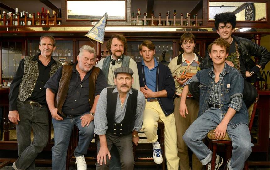 Frank Goosen zeigt in "Radio Heimat" 80er Beim Dreh zum neuen Goosen-Film "Radio Heimat" in Bochum (v.l.): Jochen Nickel, Heinz Hoenig, Regisseur Matthias Kutschmann, Ingo Naujoks, Hauke Petersen, Jan Bülow, Maximilian Mundt und David Hugo Schmitz.