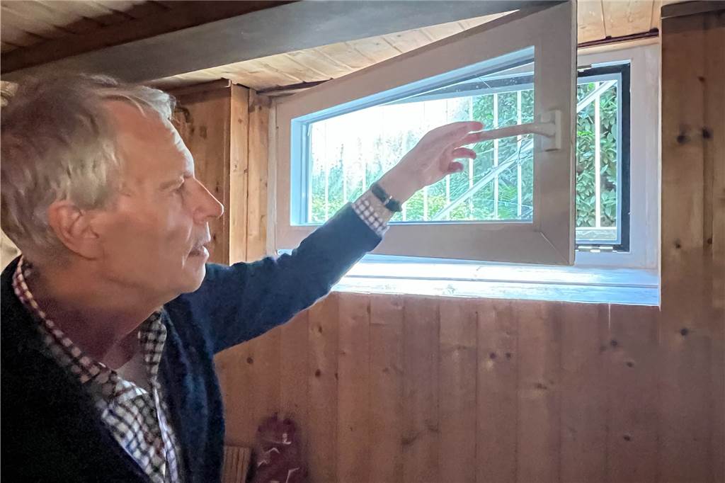Neuer Einbruch im Hegewinkel: Rauchbombe schlägt Täter in die Flucht Hermann Ast zeigt das Kellerfenster, durch das die Einbrecher in sein Wohnhaus eindrangen.