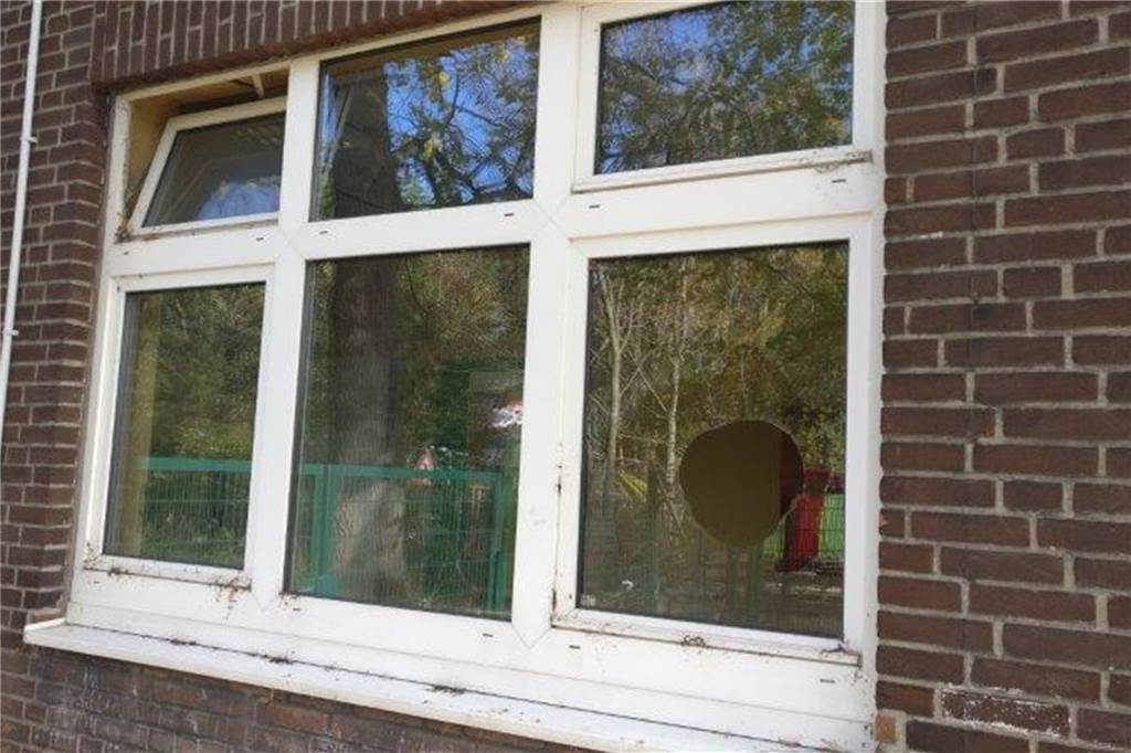 Beim Einbruch in die Alte Schule sind auch mehrere Fensterscheiben eingeschlagen worden.