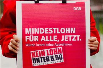 Beim einem bundesweiten Aktionstag zum Mindestlohn sah man dieses Schild mit der Aufschrift „Mindestlohn für alle, jetzt.“. Foto: Daniel Bockwoldt