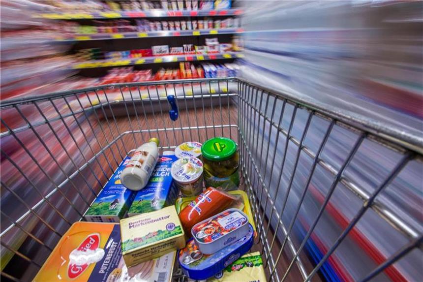 Beim Einkauf greifen Verbraucher häufiger zu höherwertigen Produkten. Lebensmittelhändler haben daher den Preiskampf aufgegeben. Foto: Jens Büttner