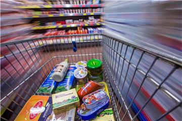 Beim Einkauf greifen Verbraucher häufiger zu höherwertigen Produkten. Lebensmittelhändler haben daher den Preiskampf aufgegeben. Foto: Jens Büttner