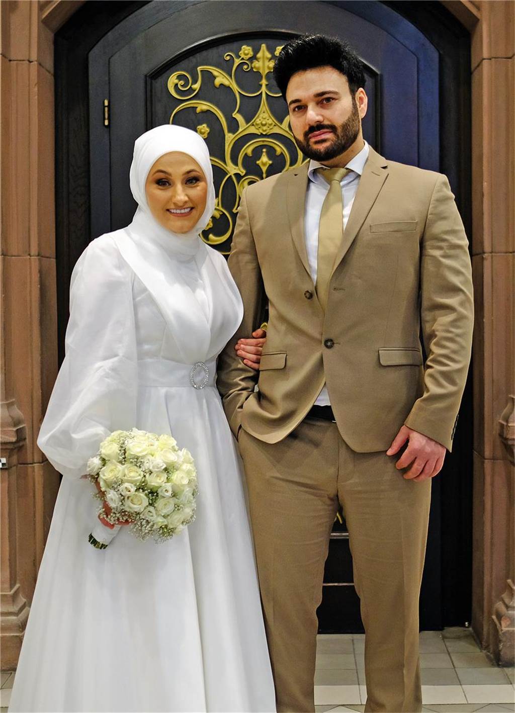Die Eheleute Fatma Gürbunar und Ismail Sagi stehen nach ihrer Trauung vor dem Standesamt in Recklinghausen