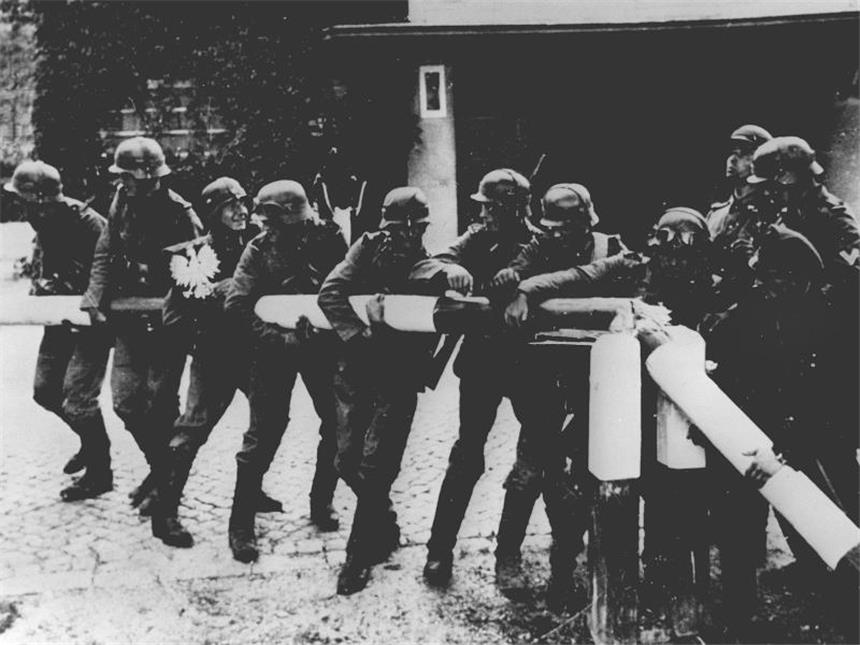 70 Jahre Kriegsende: «Sieg eines Ideals über eine Ideologie» Beim Einmarsch deutscher Truppen in Polen am 1. September 1939 reißen Soldaten einen Schlagbaum an der Grenze nieder. Foto: Archiv